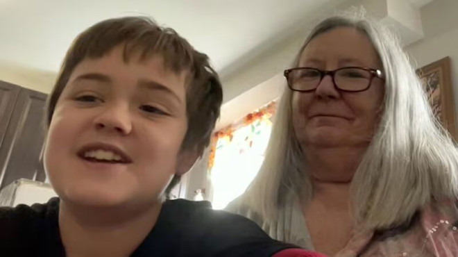 Foran Lynne Ramsbottom(右)和她的外孙 Dominic 接受 CTV News Toronto 采访。