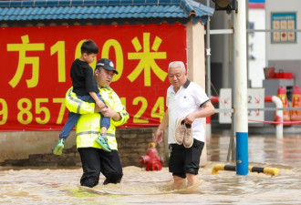 中国多省暴雨酿洪灾 至少12死20失踪 数万人撤离