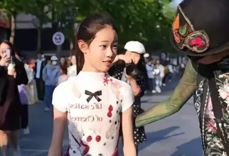 67岁杨丽萍终究还是服老，拄双拐剪指甲，墨镜遮挡不住皱纹