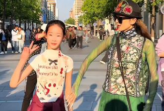 67岁杨丽萍终究还是服老，拄双拐剪指甲，墨镜遮挡不住皱纹