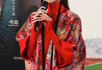 67岁杨丽萍终究还是服老，拄双拐剪指甲，墨镜遮挡不住皱纹