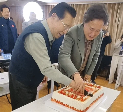87岁李双江学校商演两头跑 儿子改名移民被拒