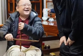王刚清空账号，卖四合院引猜测，77岁瘫在轮椅的他，和张铁林是同类人