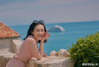 56岁许晴太显年轻！穿粉色连衣裙去度假，剪了齐肩短发嫩得像20岁