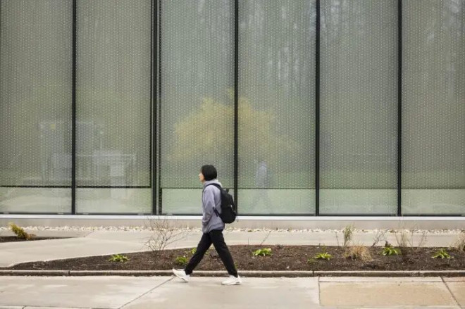 一名学生走在 Kitchener 的 Conestoga 学院校区,2024 年 4 月 27 日(星期六)。由于积极招收国际学生,Conestoga 学院主校区国际生人数激增。