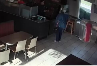 美老妇大闹咖啡店 殴打店员后突身亡 女儿怒讨公道