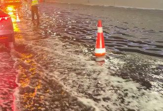 深圳暴雨深中通道水浸 似在海底隧道游泳