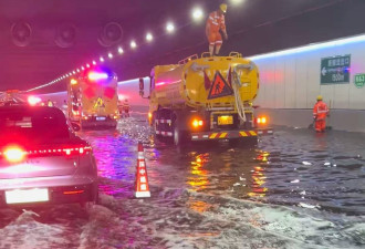 深圳暴雨深中通道水浸 似在海底隧道游泳