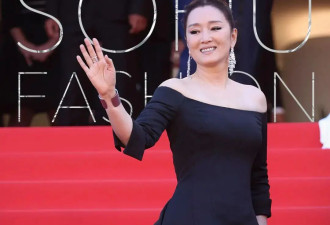 巩俐在戛纳再创名场面，中文致辞海报C位···她的地位戛纳官方给到夯！