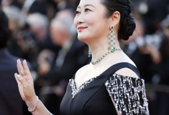 巩俐在戛纳再创名场面，中文致辞海报C位···她的地位戛纳官方给到夯！