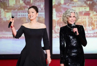 巩俐在戛纳再创名场面，中文致辞海报C位···她的地位戛纳官方给到夯！