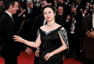 巩俐在戛纳再创名场面，中文致辞海报C位···她的地位戛纳官方给到夯！