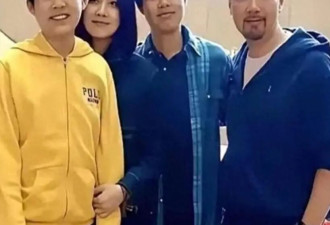 53岁陈慧琳全家福罕曝光，俩儿子长得像父亲，14岁次子身高超过母亲
