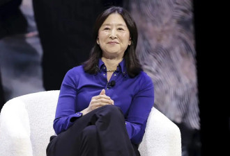 62岁蔡崇信和老婆球场秀恩爱，30年夫妻相绝了！娶了她比投资马云还要赚~