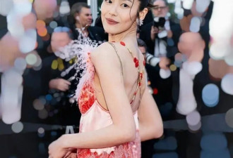 38岁刘雯第10次亮相戛纳红毯，西瓜红羽毛裙惊艳