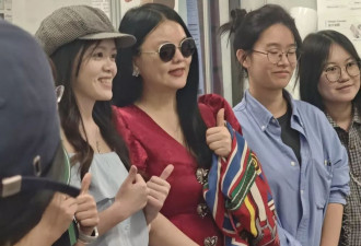 50岁李湘现身湖南大学看毕业展，身材暴瘦变化大