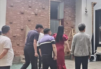 50岁李湘现身湖南大学看毕业展，身材暴瘦变化大