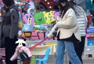 43岁王鸥真潇洒，穿戴帽子口罩逛街喝奶茶