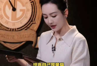 43岁王鸥真潇洒，穿戴帽子口罩逛街喝奶茶