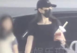 43岁王鸥真潇洒，穿戴帽子口罩逛街喝奶茶
