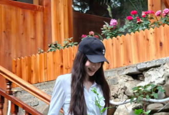 Angela baby的混血感回来了！穿白色长袖T恤搭工装裤美回颜值巅峰