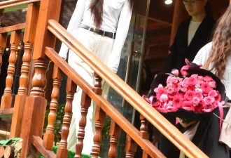 Angela baby的混血感回来了！穿白色长袖T恤搭工装裤美回颜值巅峰