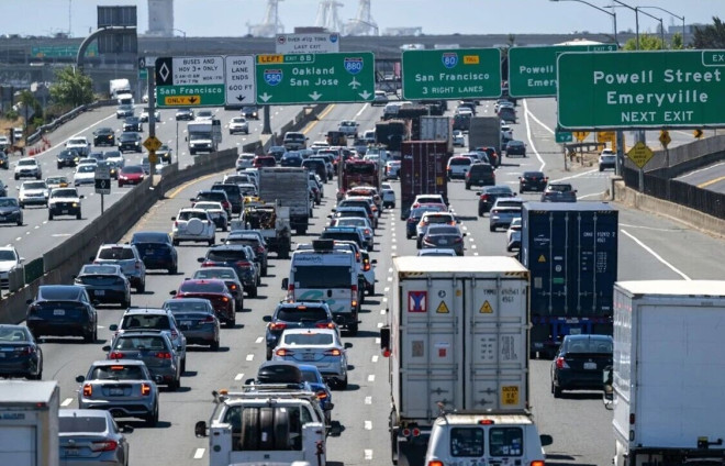 美国加州 Emeryville 西向 80 号州际公路交通,2025 年 5 月 22 日