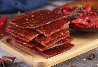 网友震惊 中国零食掉地 蚂蚁吃了集体暴毙