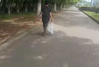 小哥送餐偶遇男子在公园“吃喝拉撒”，助其找到家属
