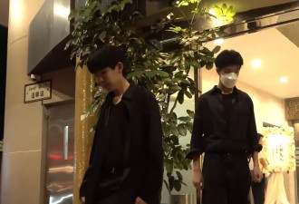 陈慧琳一家现身灵堂送别婆婆，两个儿子又高又帅
