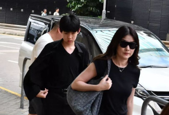 陈慧琳一家现身灵堂送别婆婆，两个儿子又高又帅