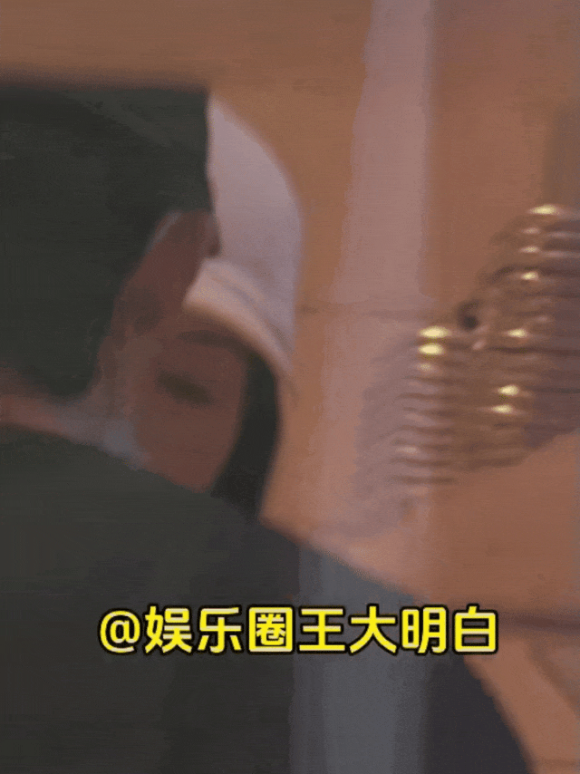 周也恋情曝光！当街与23岁小鲜肉亲热狂吻