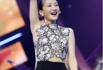 “周迅”穿出了40+女性想要的小性感，镂空上衣+阔腿裤，时髦高级