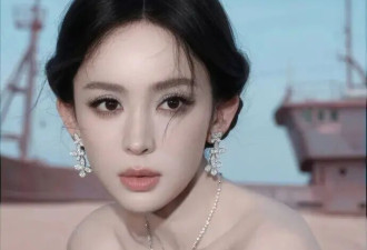 娜扎穿冰蓝色高开叉长裙大秀修长美腿！魔鬼身材性感火辣