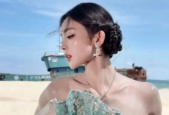 娜扎穿冰蓝色高开叉长裙大秀修长美腿！魔鬼身材性感火辣