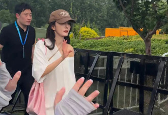 初夏穿搭还得是杨幂！3套穿搭可盐可甜少女感满满！穿短裙就像18