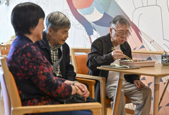 港人北上如何养老？"人到哪里，福利就到哪里"