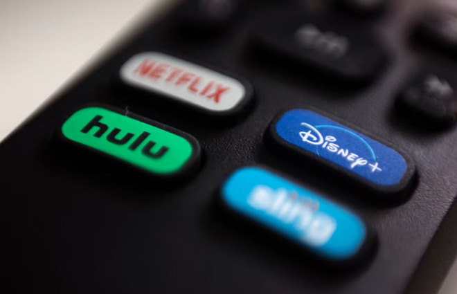Netflix、Hulu、Disney Plus 和 Sling TV 的应用标志出现在遥控器上。