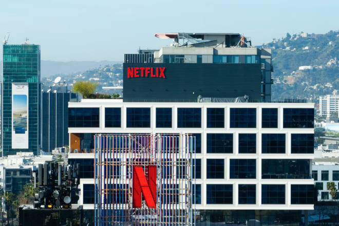 Netflix 标志和公司 logo 出现在洛杉矶建筑物顶端。