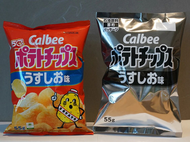 卡乐比薯片包装,在东京公司总部展示,右侧为黑白试用包装,左侧为现有橙黄包装