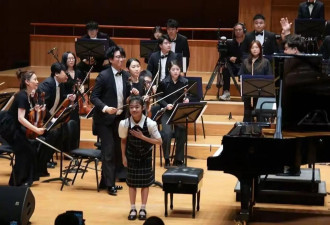 章子怡骄傲了！10岁女儿参与钢琴演出，汪峰带三个孩子一同前去助阵