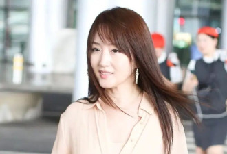 “杨钰莹”真是越活越年轻，一袭裸粉纱裙走机场，减龄时髦还高级