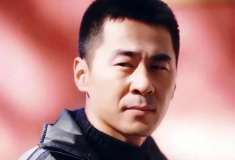 55岁陈建斌近况曝光！与吴越分手后娶蒋勤勤生下2子，如今成宠妻狂魔