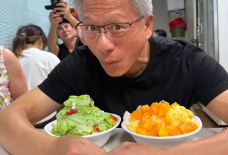 黄仁勋逛台北夜市吃刨冰，被金发爱妻挽住胳膊