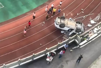 SUV突然失控撞断护栏,冲进体育中心"四脚朝天"倒在跑道上