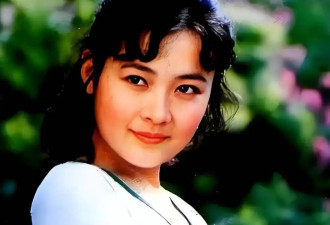 63岁娜仁花近况曝光！嫁给导演宁才大龄产子，如今婚姻幸福被宠成公主