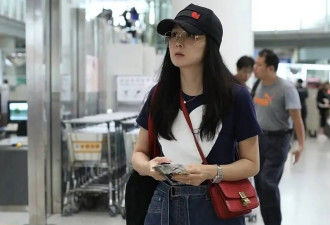 50岁王艳的娃娃脸真抗衰！穿T恤+阔腿裤减龄又时髦，像个小姑娘