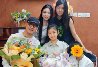 章子怡现身女儿钢琴演奏会，低调抱儿子观看，汪峰发文大赞女儿