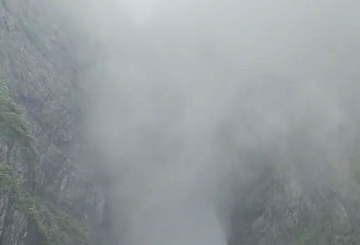 网友发视频称“天门山天门洞顶有石头掉落”....