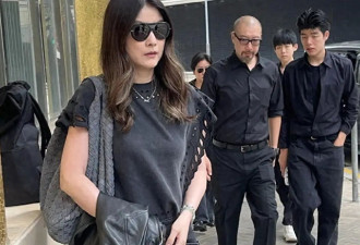 陈慧琳婆婆出殡全家送别，儿子捧遗照哭红眼，陈慧琳双手合十致意